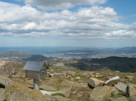 Buzoia eta itsasoa Ganerango tontorretik / Buzón y mar desde la cima del Ganeran