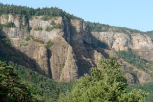 Monastegi zaharraren inguruko amildegiak