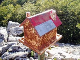 Liñategietako txartelontzia