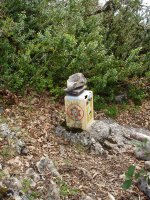 Belogaingo txartelontzi zaharra, "Montañeros a su aire"k jarria