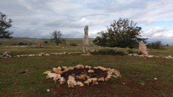 Mendiluze harrespila, iparraldera begira