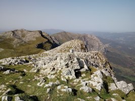 Hirumugarrieta (Intzako Dorrea) (1431m) tontorra eta Malloak