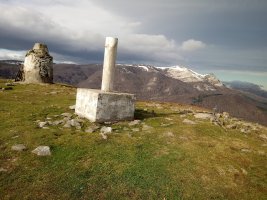 Oketa (1031m) tontorra, Gorbeia atzean