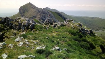 Arbelaitz (1506) tontorra, atzean Iraule eta Aketegi