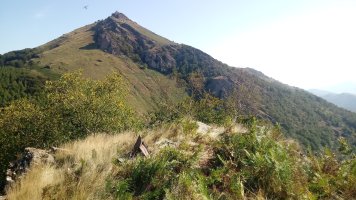 Ganbelar (802m) tontorra, atzean Mendaur (1131m)