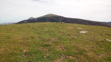 Usategieta (1187m) tontorra eta postontzia, atzean Gorbeia