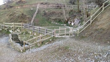 Mugarralandako iturria