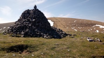 Aldamin (1376m), tontorra, atzean Gorbeia (1482m)