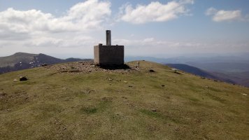 Saioa (1418m) tontorra, erpin geodesikoa eta postontziak