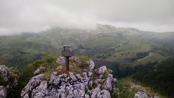 Sarastarri (995m) postontzia eta Aralar atzean