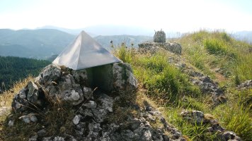 Arastortz (827m) postontzia eta erpin geodesikoa