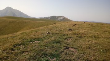 Odeizugaña (1613m), tontorra, atzean Bizkartze eta Orhi