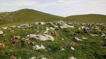 Beleku (1256m) tontorra atzean Gañeta (1323m)