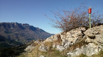 Aitzabal (794m) tontorra eta Aizkorri atzean