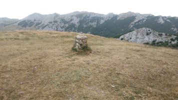 Milpiribil (1279m) tontorra, atzean Aizkorriko mendilerroa