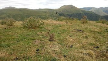 Azalegi (1164m) tontorra, atzean Mendizar (1223m) eta Errozate (1345m) punta
