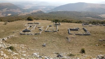 Goñiko Gainak (1265m) borda zaharren hondakinak