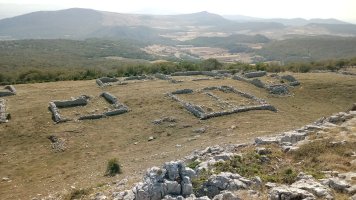 Goñiko Gainak (1265m) borda zaharren hondakinak