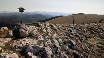 Ernaitzu (1203m) tontorra eta postontziak
