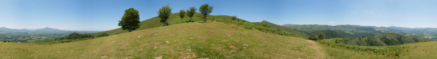 Atxulegi hegoaldetik inguratzen duen bidezidorretik 360ºtako ikuspegia