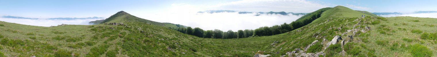 Panoramika iparraldeko bizkarretik: Munazorrotz ezkerrean, Soratxipi eskubian