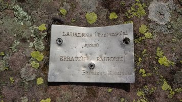 Buztanzelai (1029m) tontorreko plaka