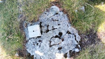 Ezkieta (1906m) tontorreko tako geodesikoa