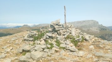 Idoia (1749m) tontorra eta atzean Ezkaurre