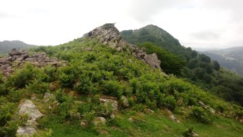 Larrabeltzeko Haitzak (911m) tontorra, atzean Alba