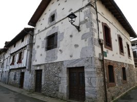 Etxeak, Lesaka