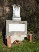 Santakruz apaizak afusilatutako karabineroen omenezko oroigarria Endarlatsan