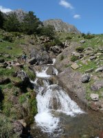 Mallo d'as Ferrerías aldetik jaisten den erreka udaberrian