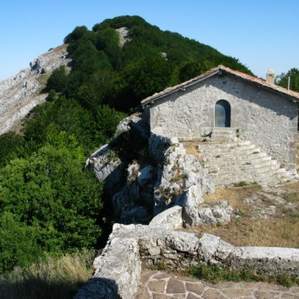 Mendia eta aterpea ermitaren ataritik