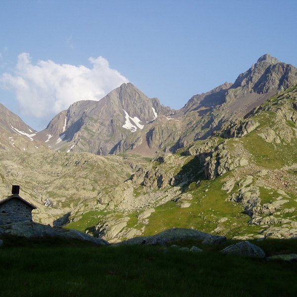 Piedrafita eta Punta Zarre ekialdetik ikusita, Bachimañako goiko urtegitik