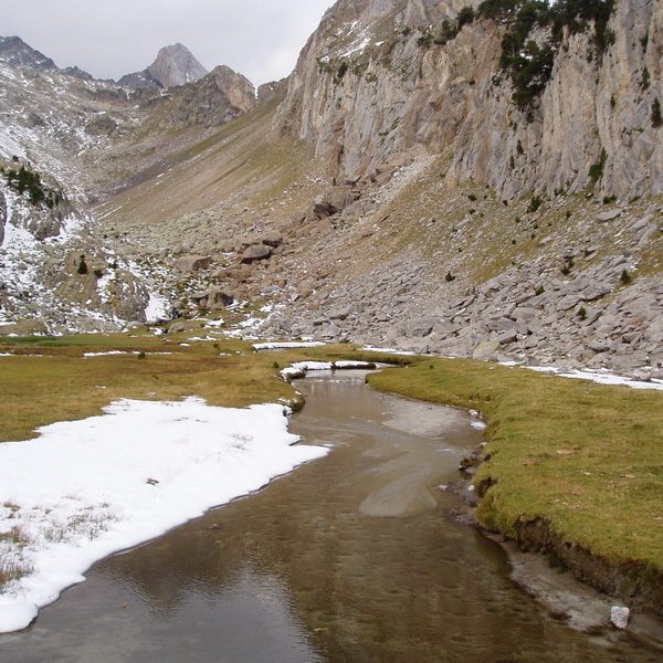 La Renclusatik igotzen den bideak zeharkatzen duen laugunetik ikusita