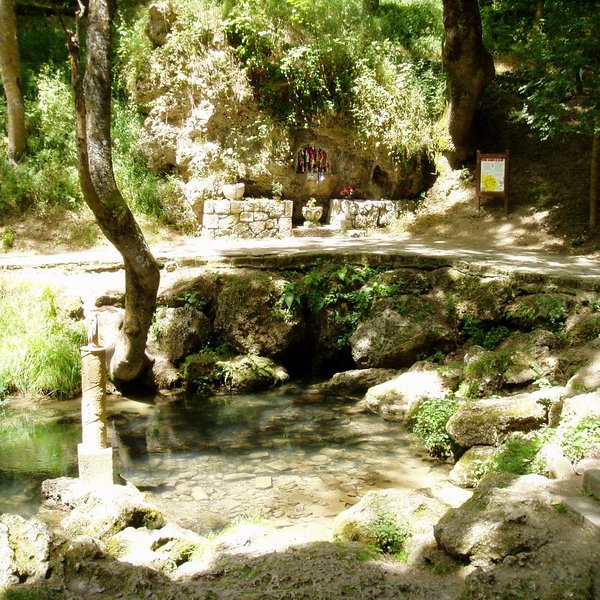 Hementxe jaiotzen da Ebro ibaia