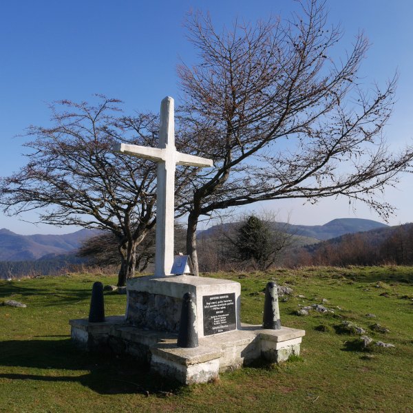 Gurutzea gainean. Loatzo.