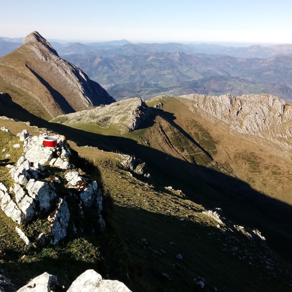 Uzkuiti (1332m) tontorra atzean Larrunarri (1342m) eta Larraone (1188m))