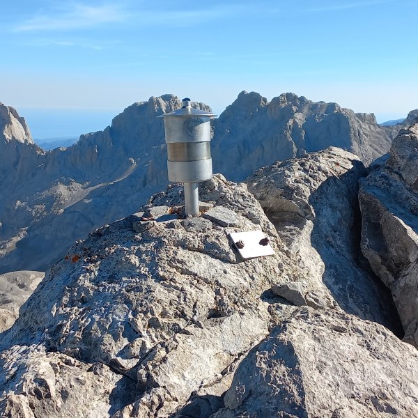 Tesorero (2546m) tontorra eta atzean Urriellu haitza