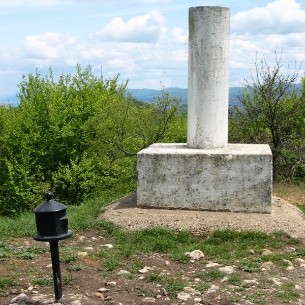 Bustuko Gana, txartelontzia eta erpin geodesikoa