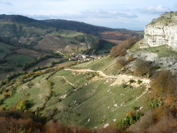 Okina mendi artean