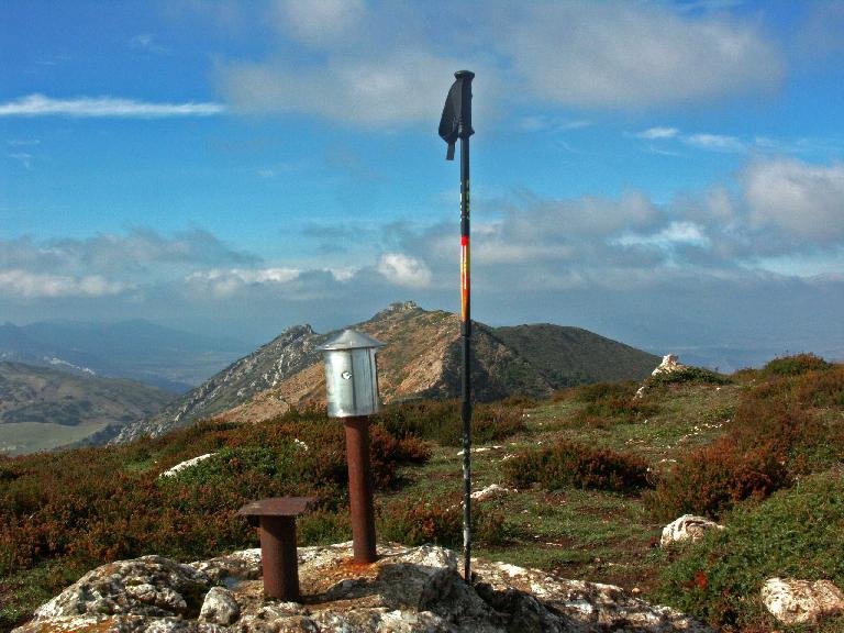 Cantoña al fondo