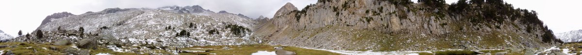 La Renclusatik igotzen den bideak zeharkatzen duen laugune batetatik 360ºtako ikuspegia