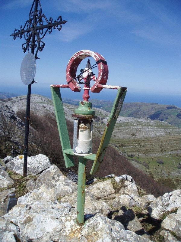 Txartelontzia eta gurutze bat