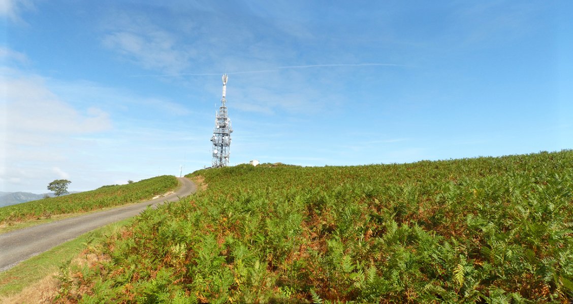 Jarako gailurreko antena erraldoia