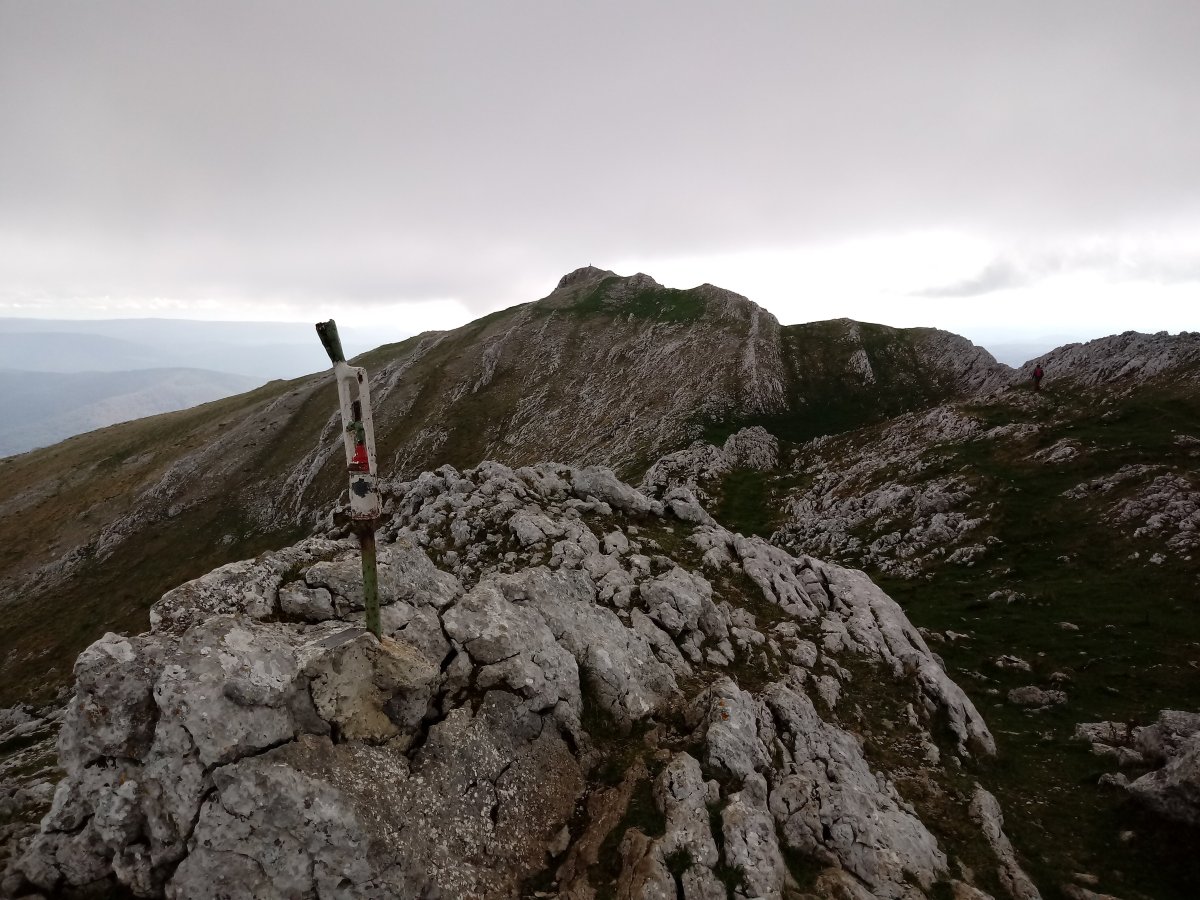 Elurtzuloak (1430) tontorra eta Aratz (1445m) sakonean