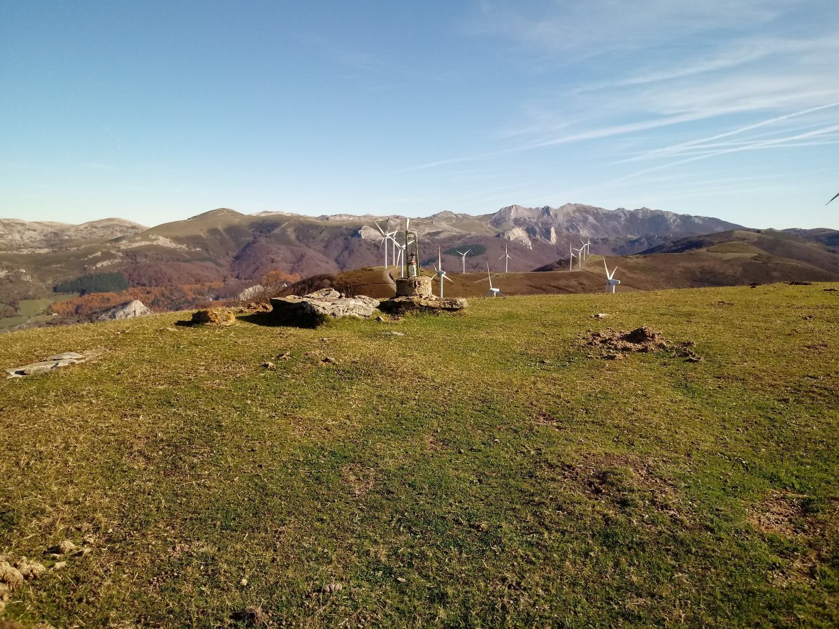 Gaboñu-Artia (1176m) gaina, atzean Aizkorri