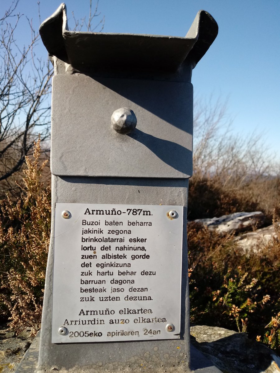 Armuño (788m) tontorreko buzoiaren bertsoa