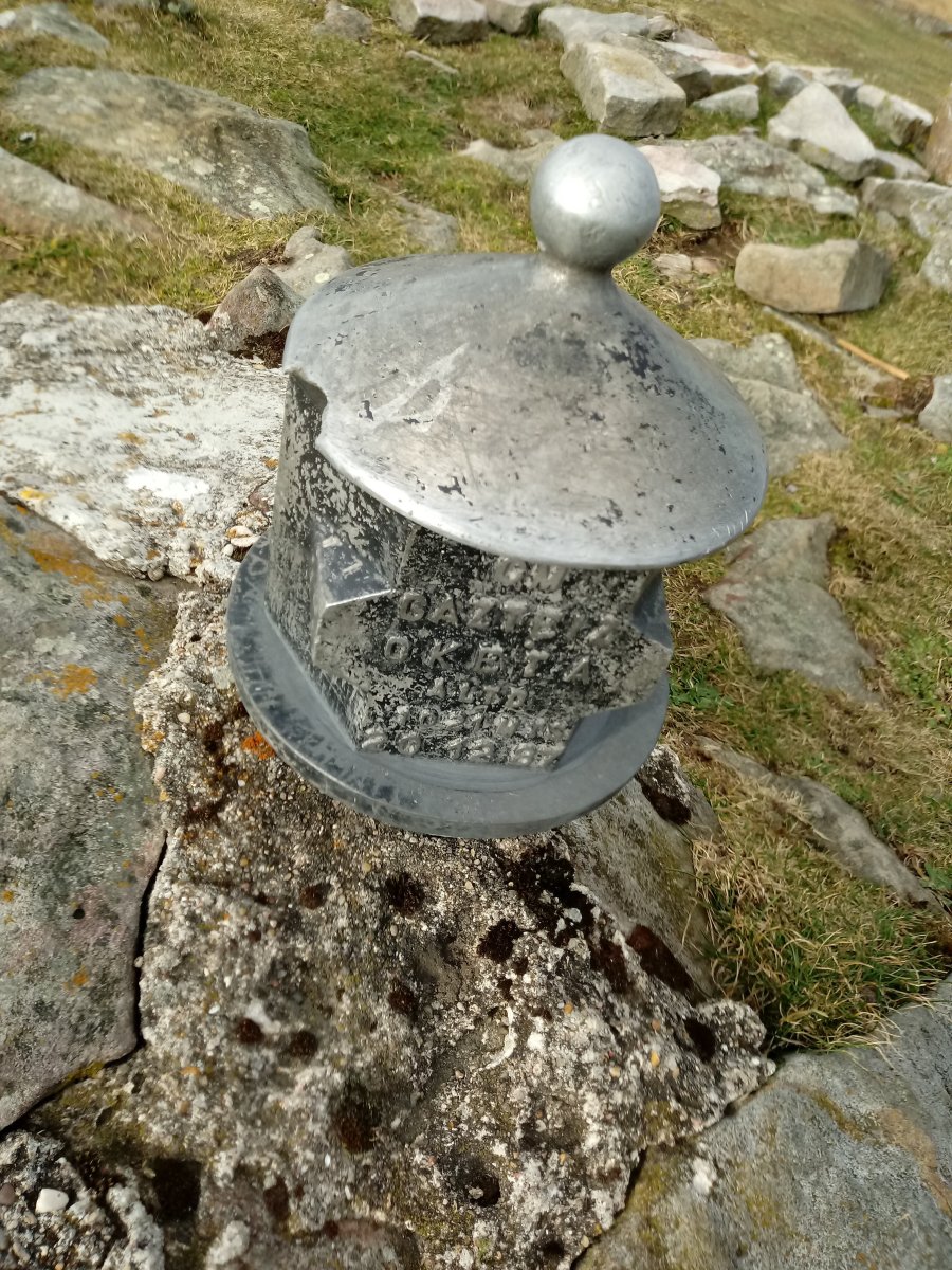 Oketa (1031m) tontorreko postontzia