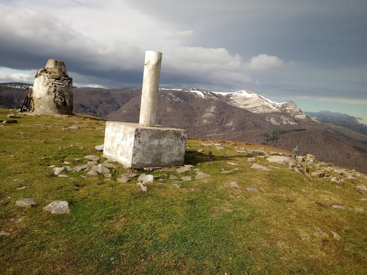 Oketa (1031m) tontorra, Gorbeia atzean